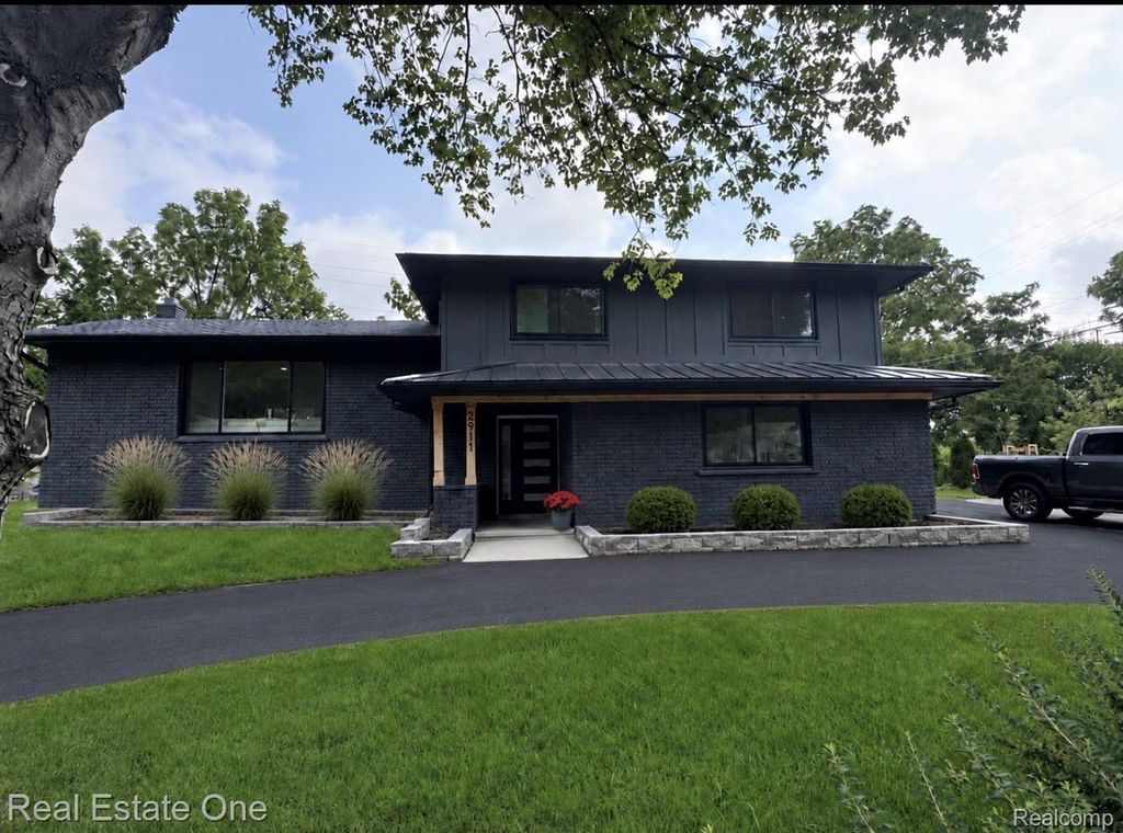 2911 Aldgate Drive, Bloomfield charter township