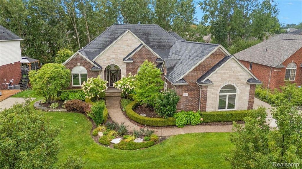 6332 Shadydale Drive, Shelby Twp