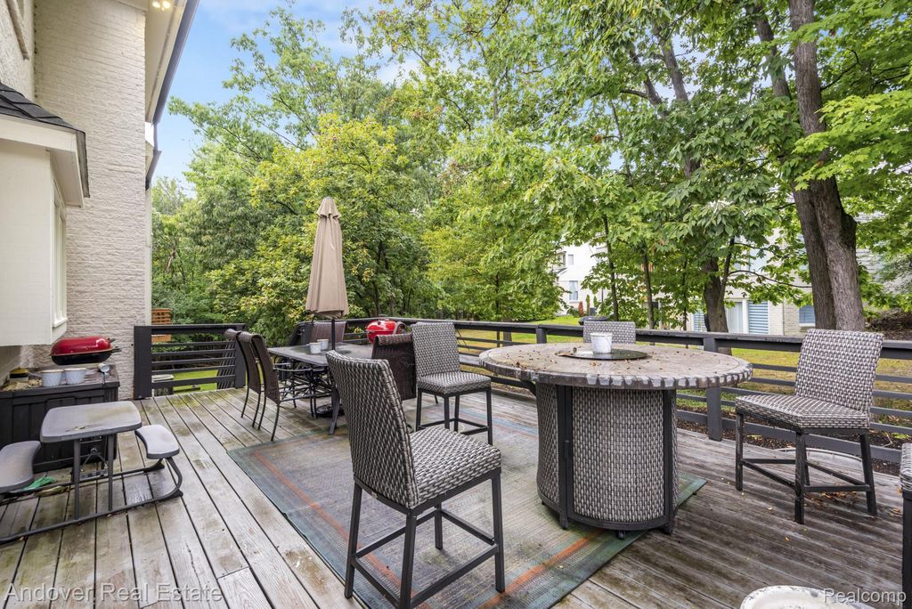6195 Oak Trail, West Bloomfield