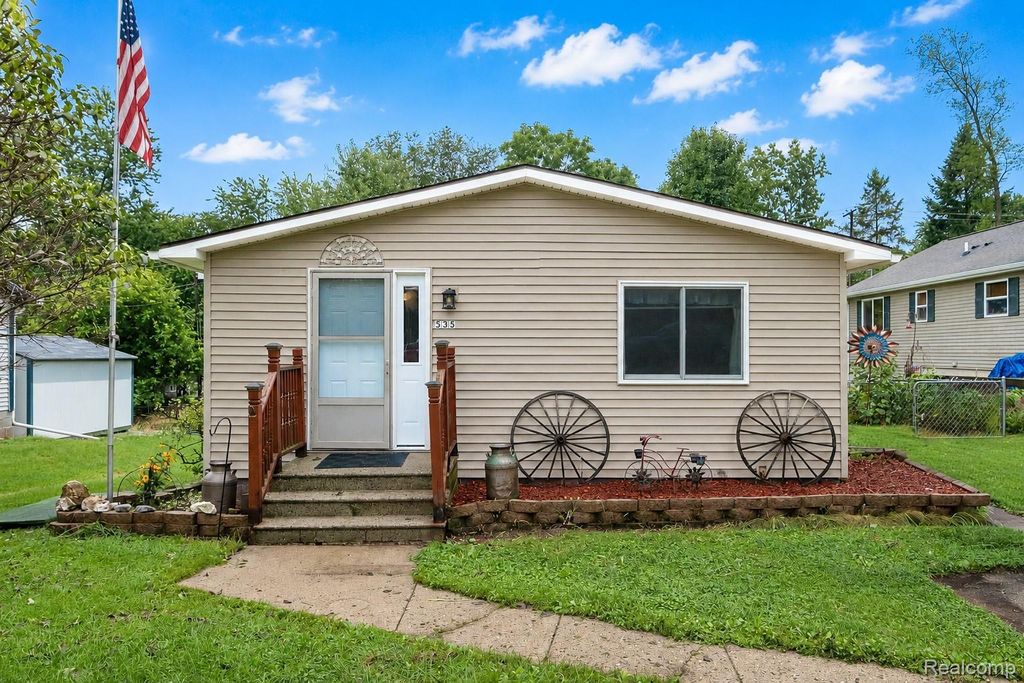 535 Snyder Road, Highland charter township