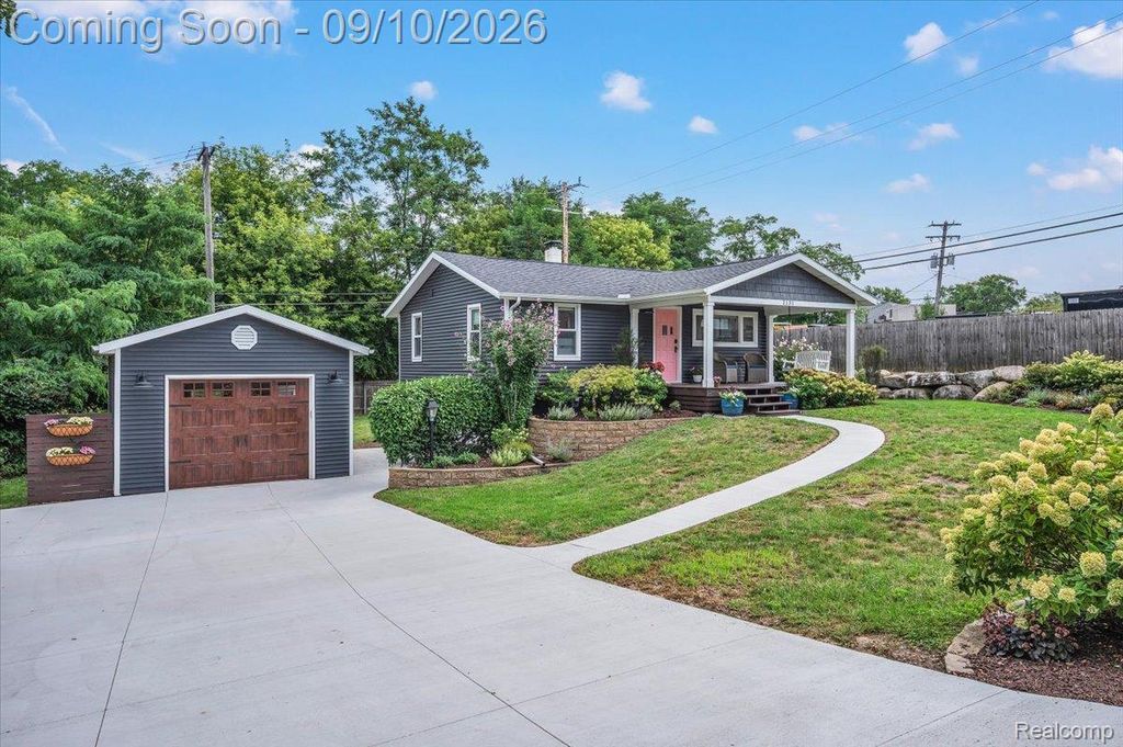 2131 Beechmont Street, Keego Harbor
