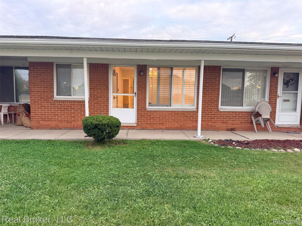 22444 Kelly Road 11, Eastpointe