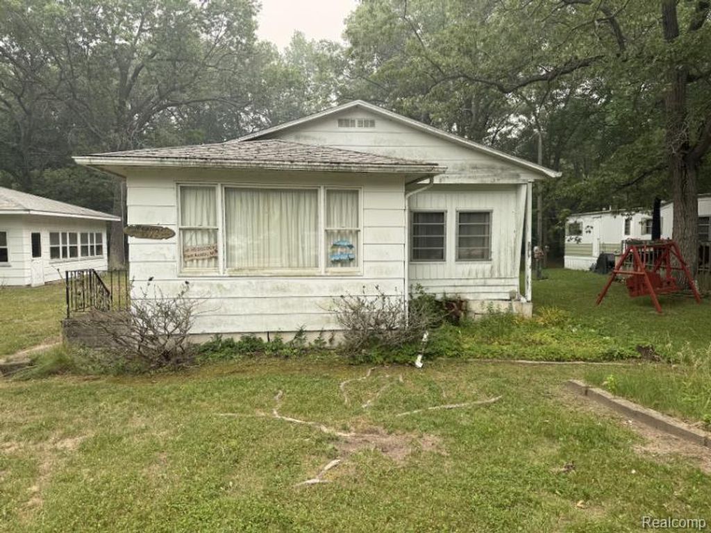 3287 Port Austin Road, Hume township