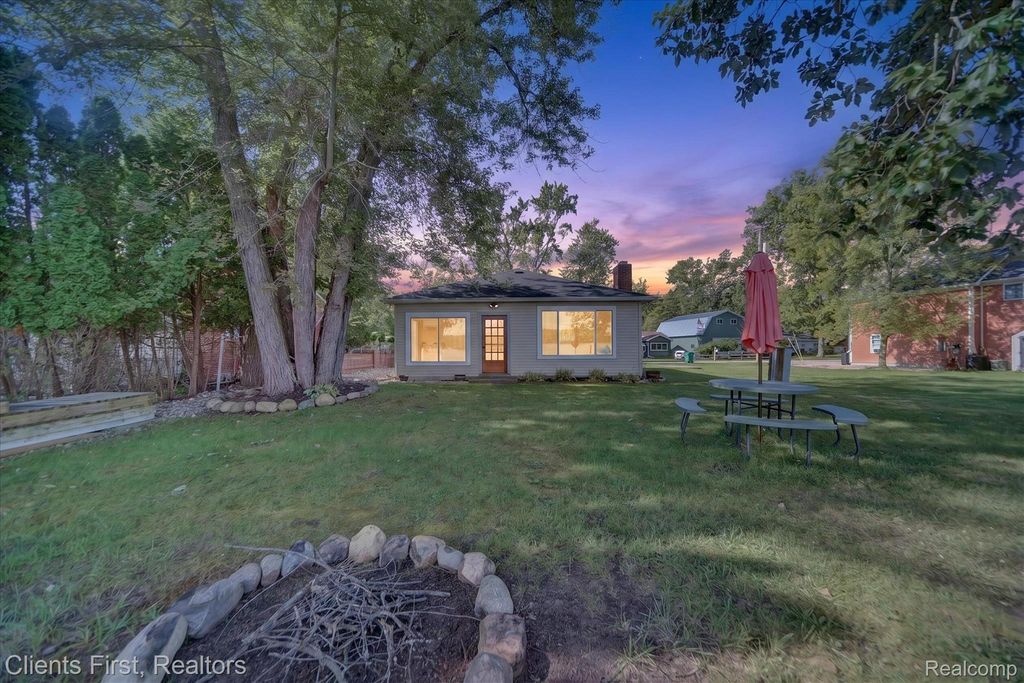 14344 Edgewater Drive, Dexter township