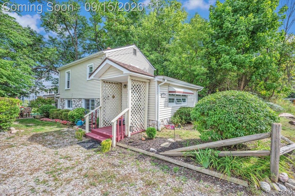219 Brittain Drive, Lake Orion