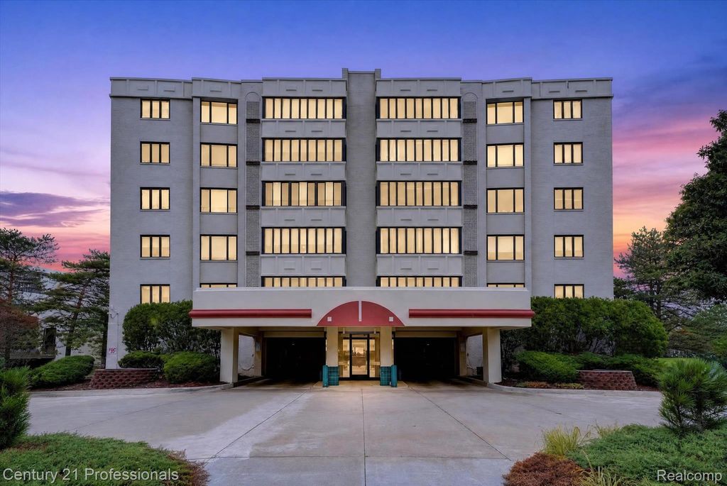 43000 12 Oaks Crescent Drive 4022, Novi