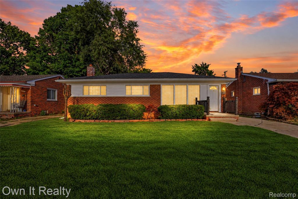 18266 Macarthur, Redford