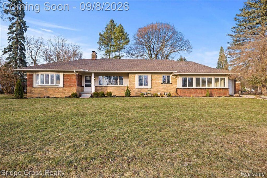 95 Hillsdale Road, Bloomfield charter township