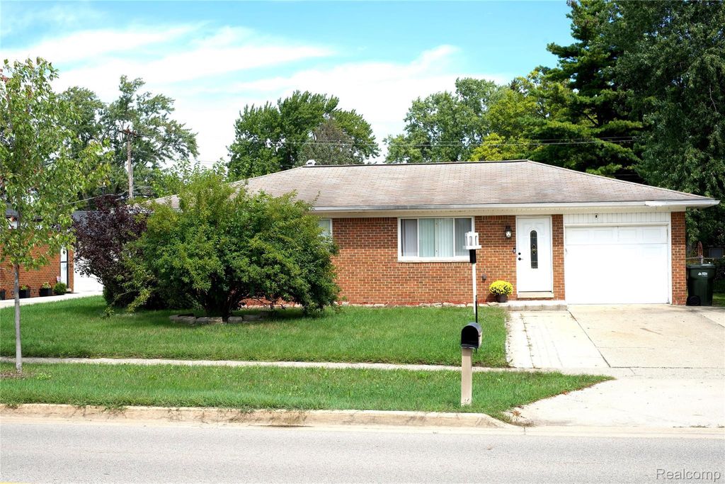 8439 Plumbrook Road, Sterling Heights