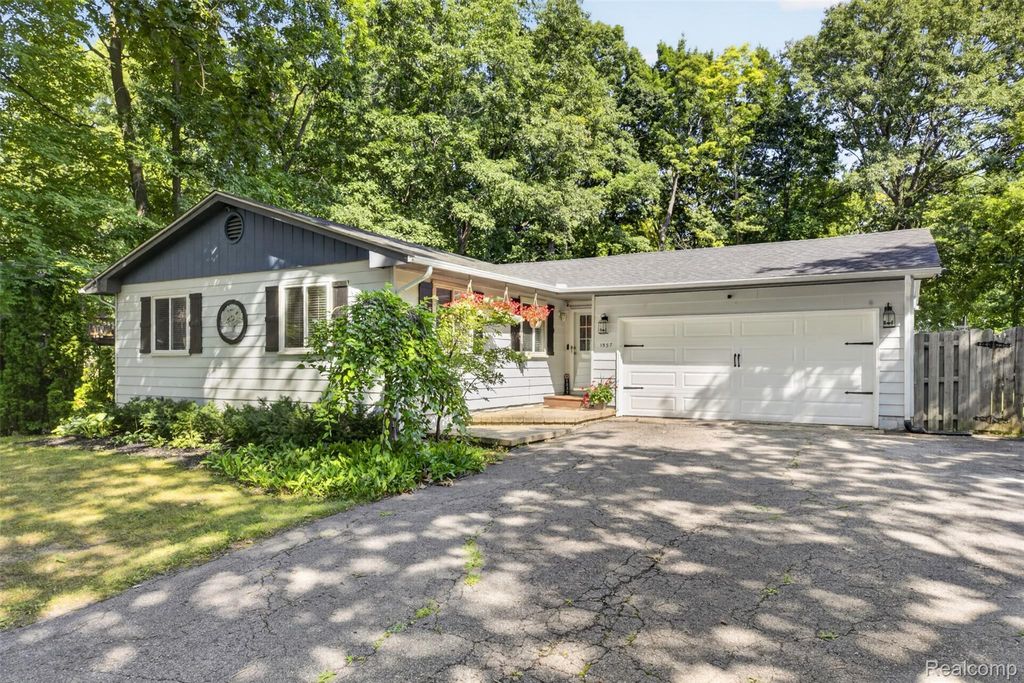 1537 Odette, Hartland township