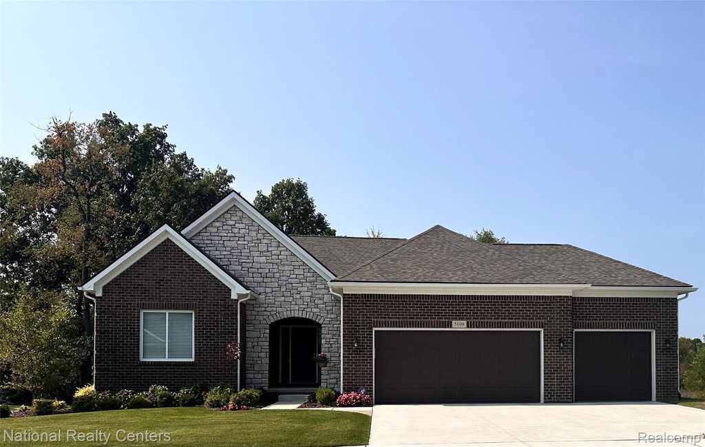 941 Guenevere Drive, Oxford charter township