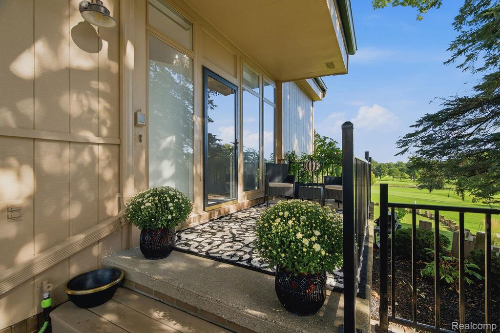 988 Golfview Court, Rochester Hills