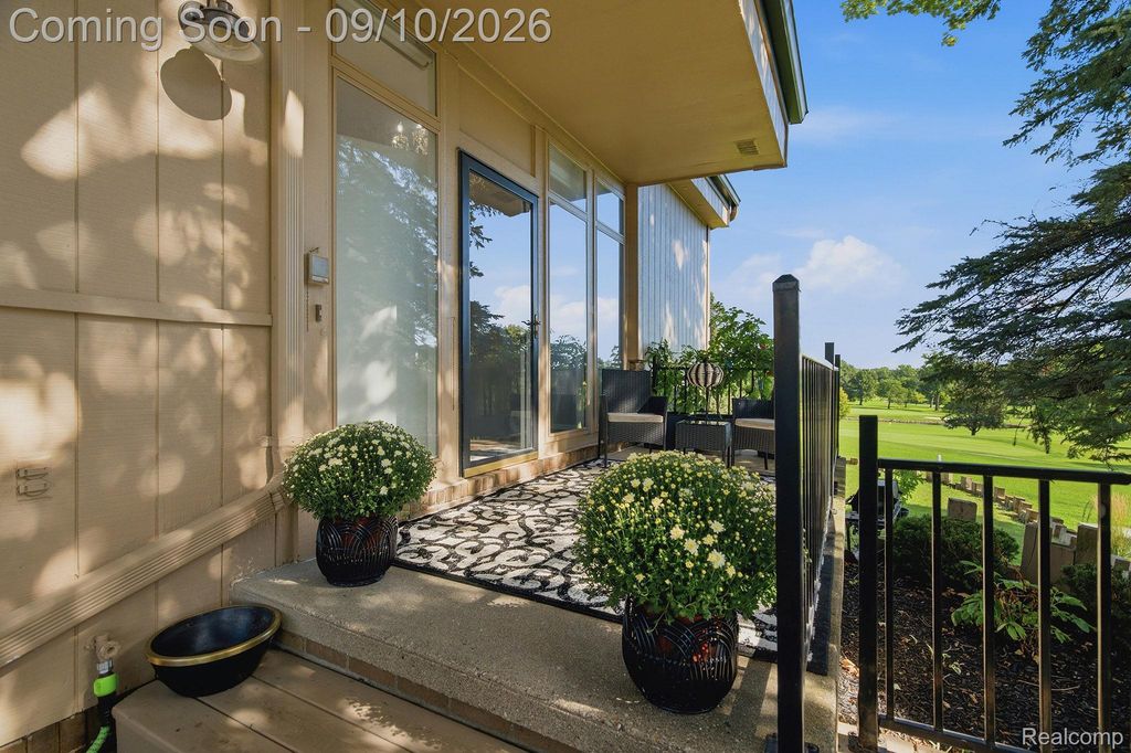 988 Golfview Court, Rochester Hills city