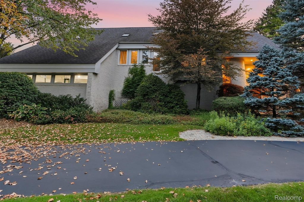 305 Wilshire Drive, Bloomfield charter township