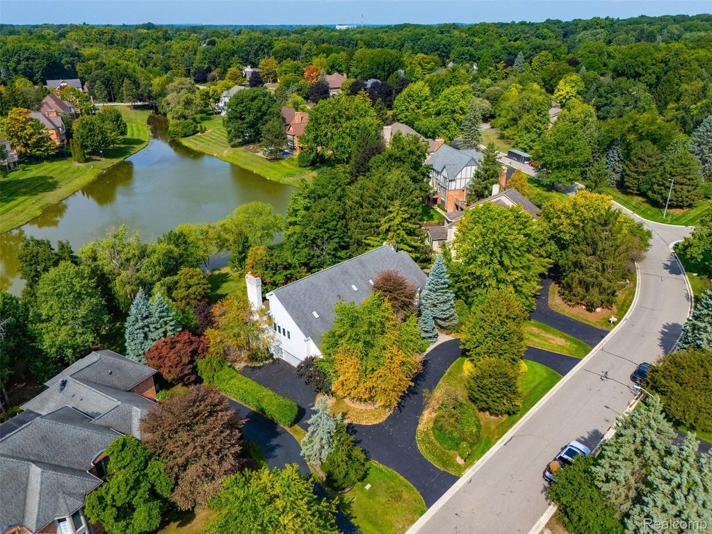 305 Wilshire Drive, Bloomfield Hills