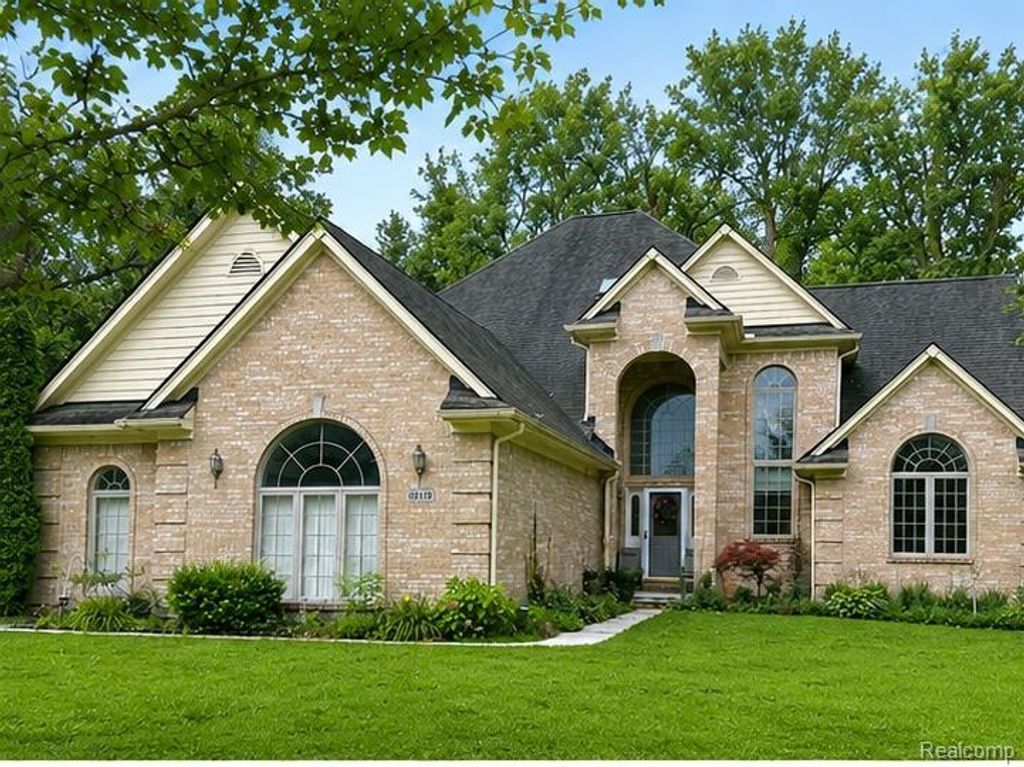 22119 Oakwood Drive, Brownstown
