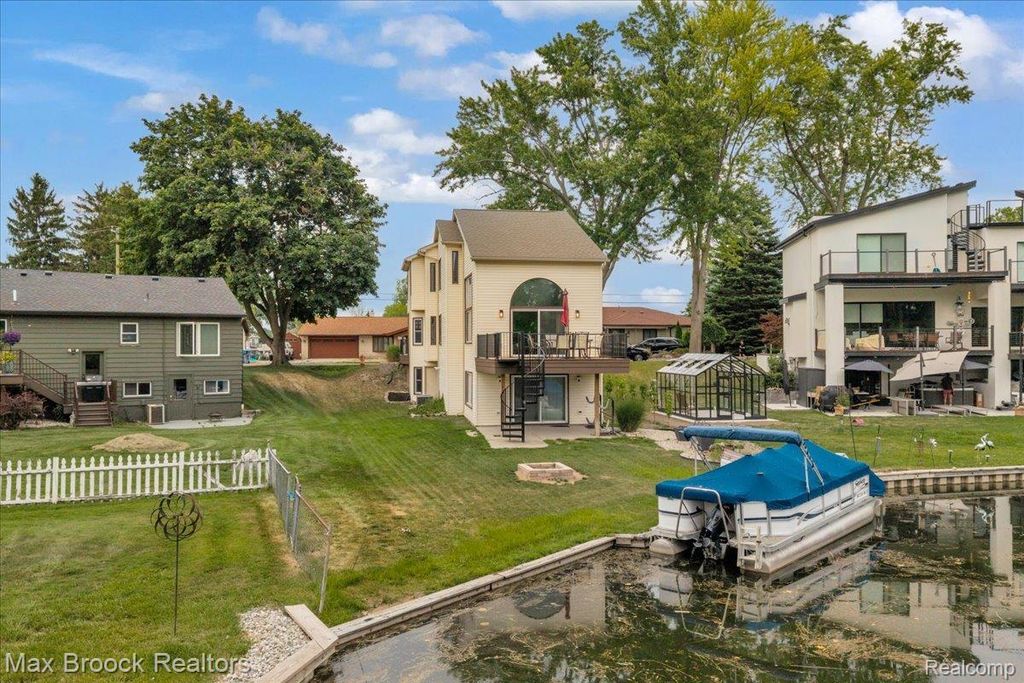 1025 Otter Avenue, Waterford charter township