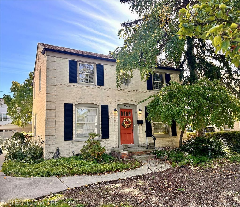 20680 Vernier Circle, Grosse Pointe Woods