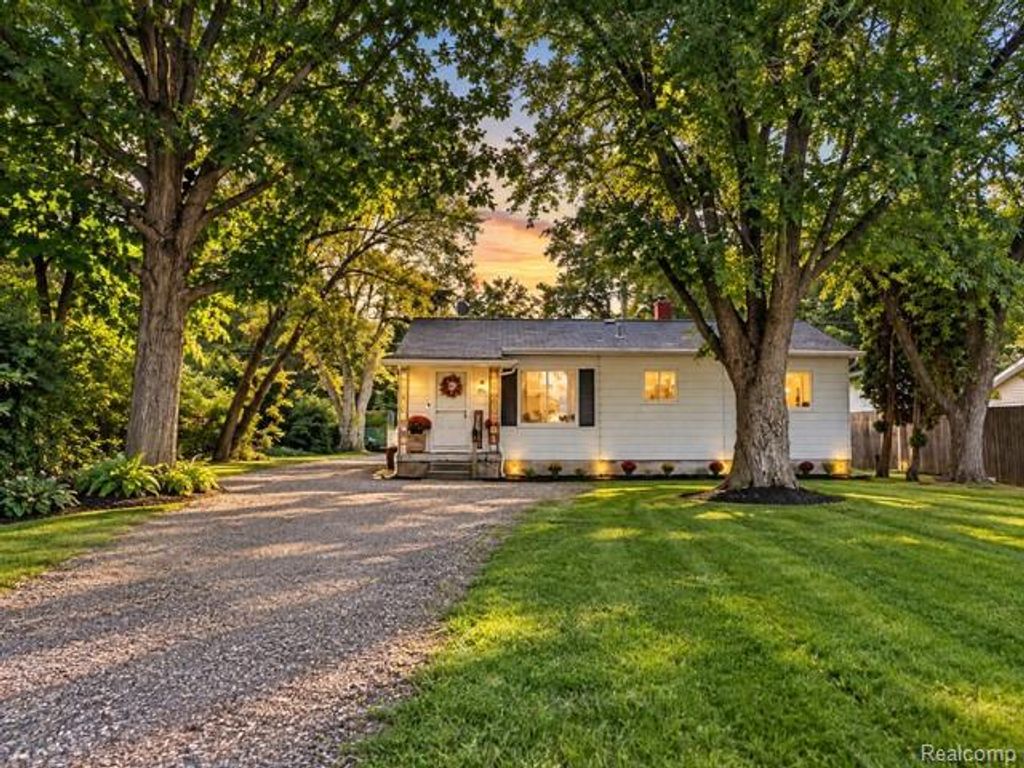 3131 W Maple Avenue, Flint