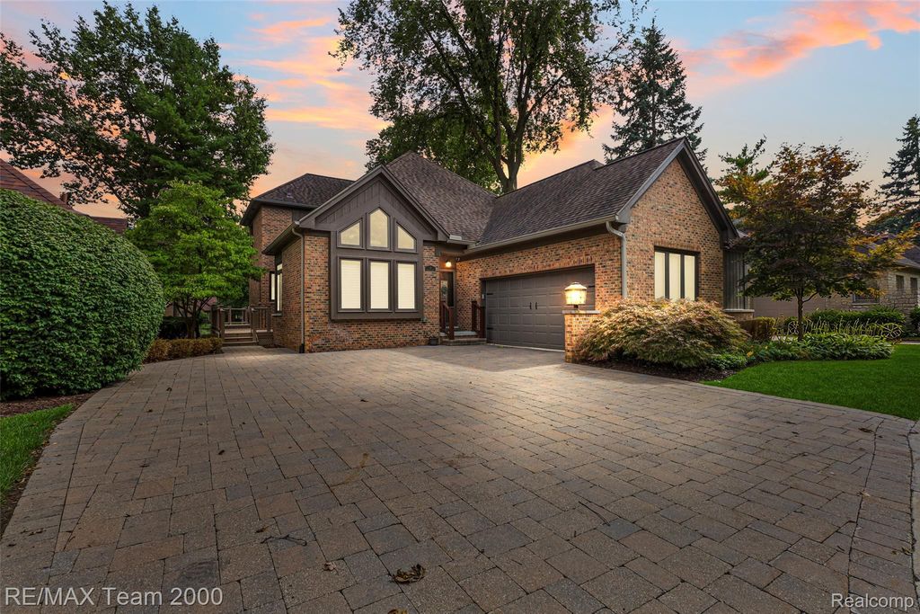 6 Pembroke Court, Dearborn