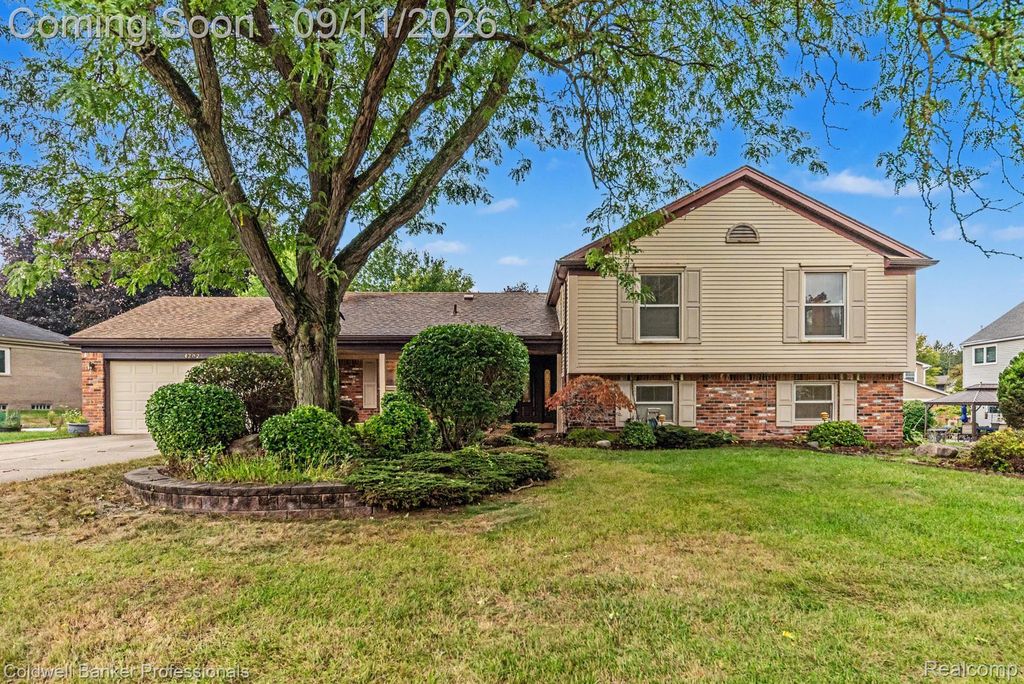 42021 Banbury Court, Northville township