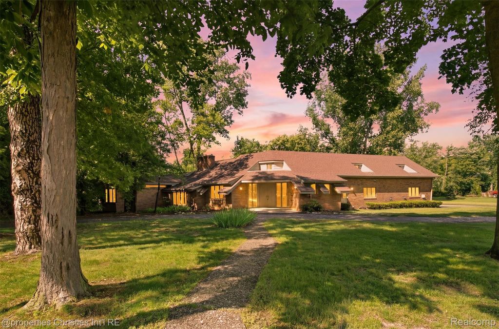 25310 Canterbury Road, Franklin village