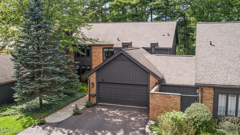 1935 Pine Ridge Lane, Bloomfield charter township