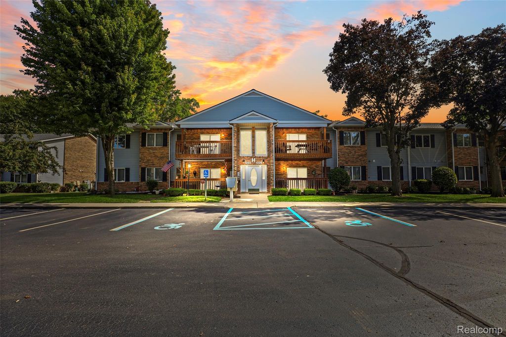 1226 Shoemaker Drive 35, Westland