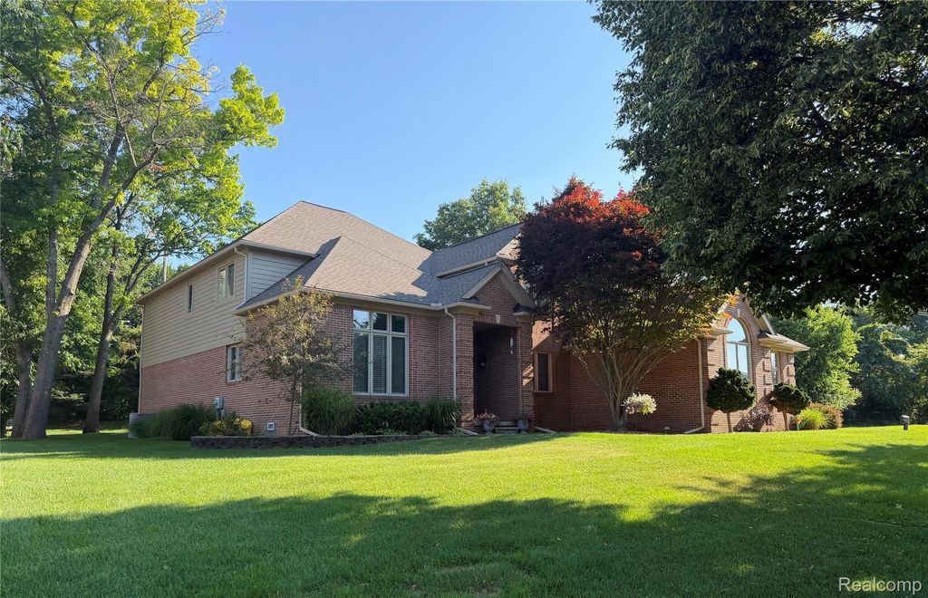 151 Wendover Court, Commerce charter township