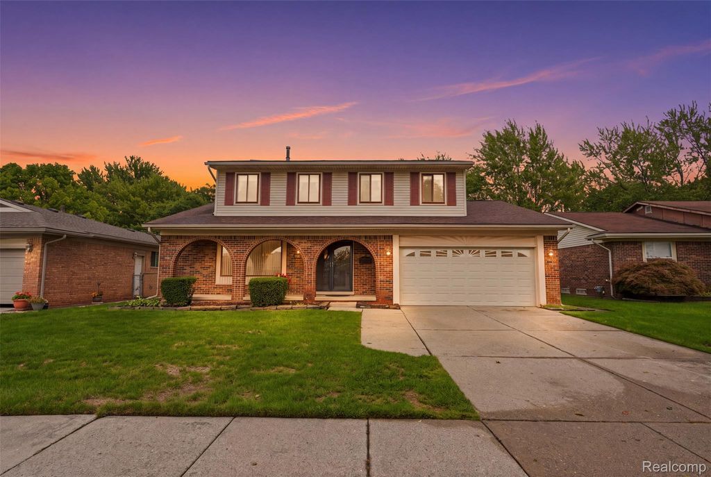 28360 Armanda Drive, Warren