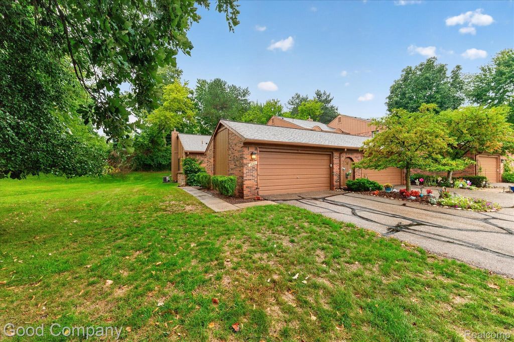 1902 Jenny Lane, Rochester Hills