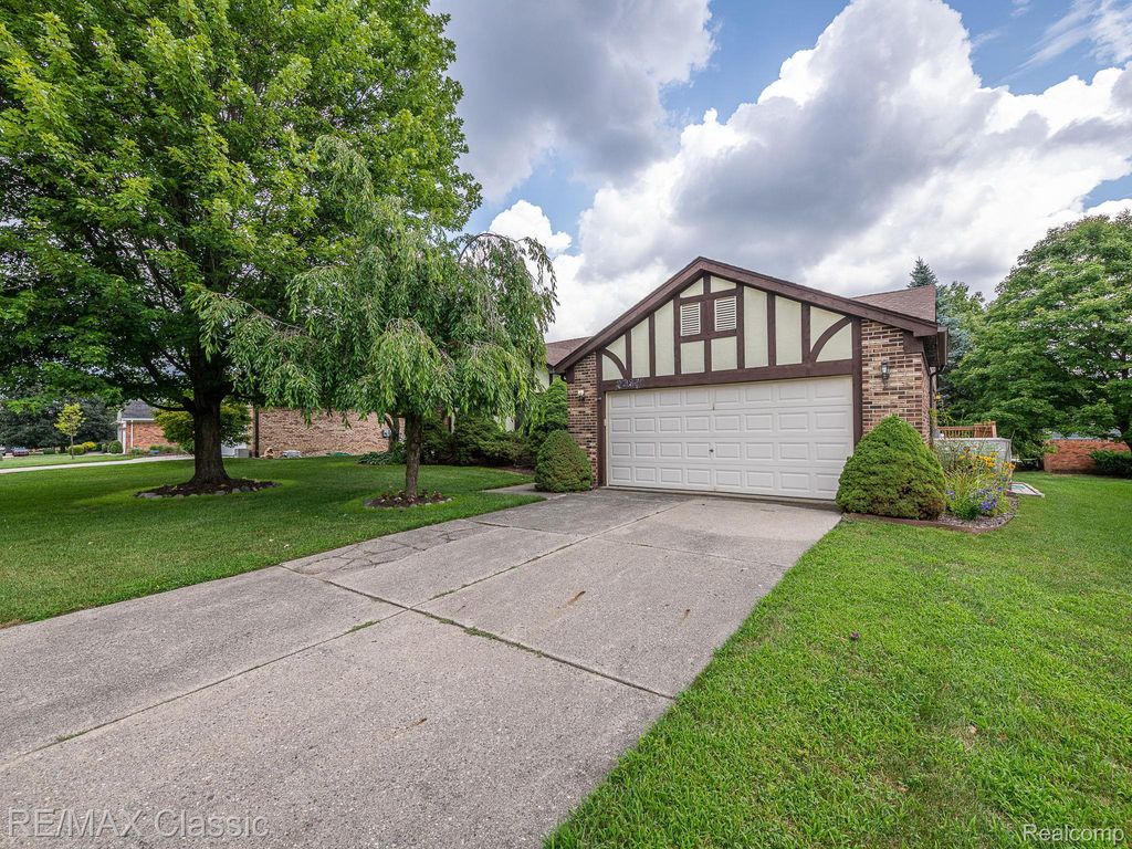23810 Harvest Drive, Novi
