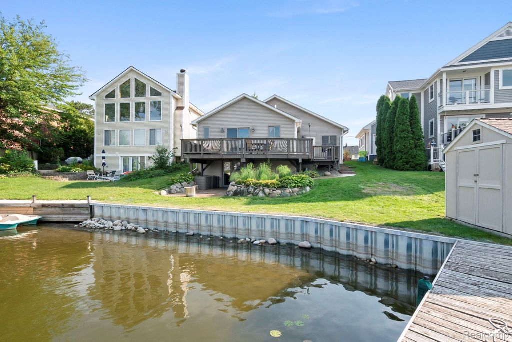 9484 Bonnie Briar Street, White Lake