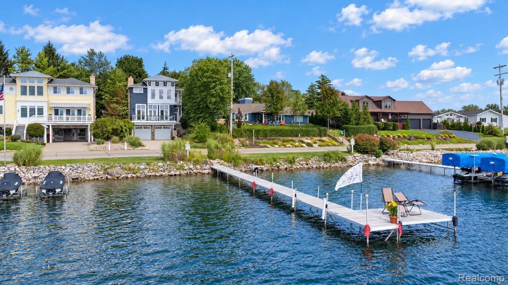 2288 N Long Lake Road, Fenton