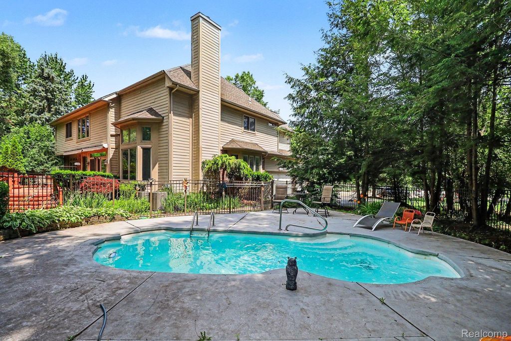 6621 Glenshaw Court, West Bloomfield