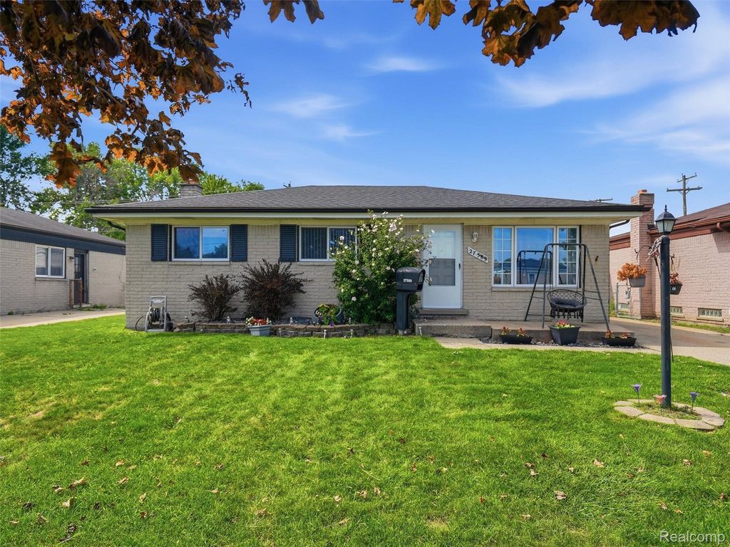 27589 Larry Street, Roseville