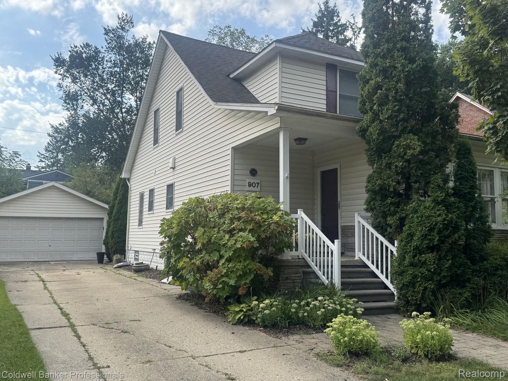 907 Lockwood Road, Royal Oak