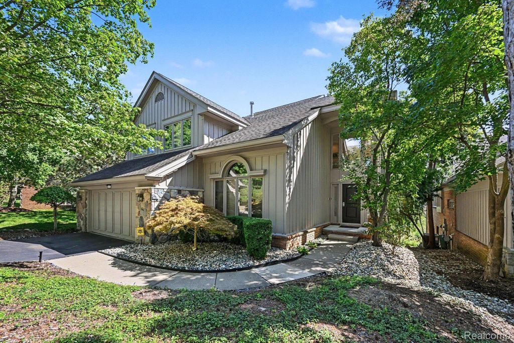 4807 Mirror Lake Drive, West Bloomfield