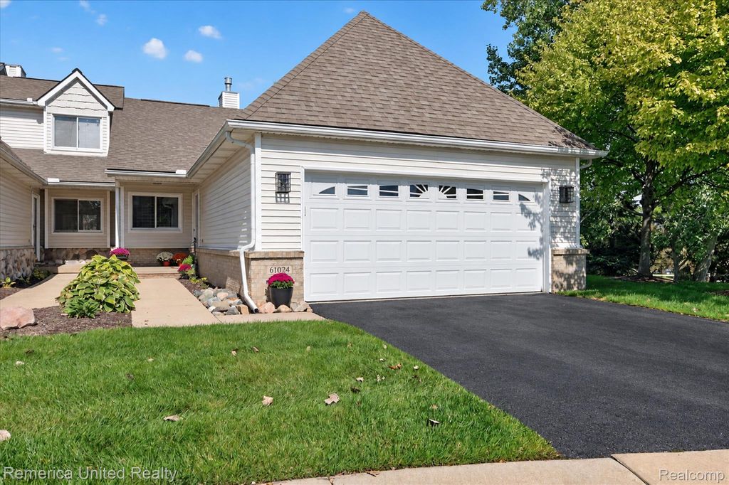 61024 Evergreen Court, South Lyon