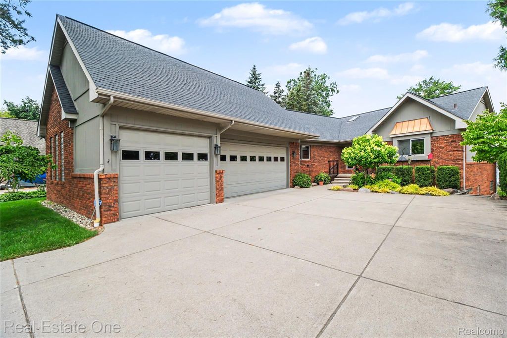 4548 S Shore Street, Waterford charter township