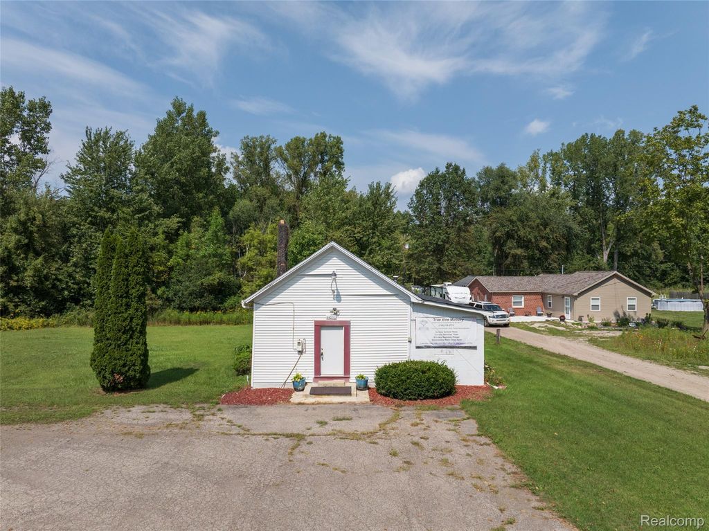 44000 Willow Road, Belleville