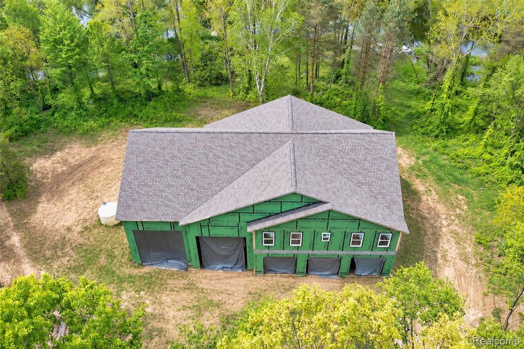 1601 W Rose Center Road, Holly township