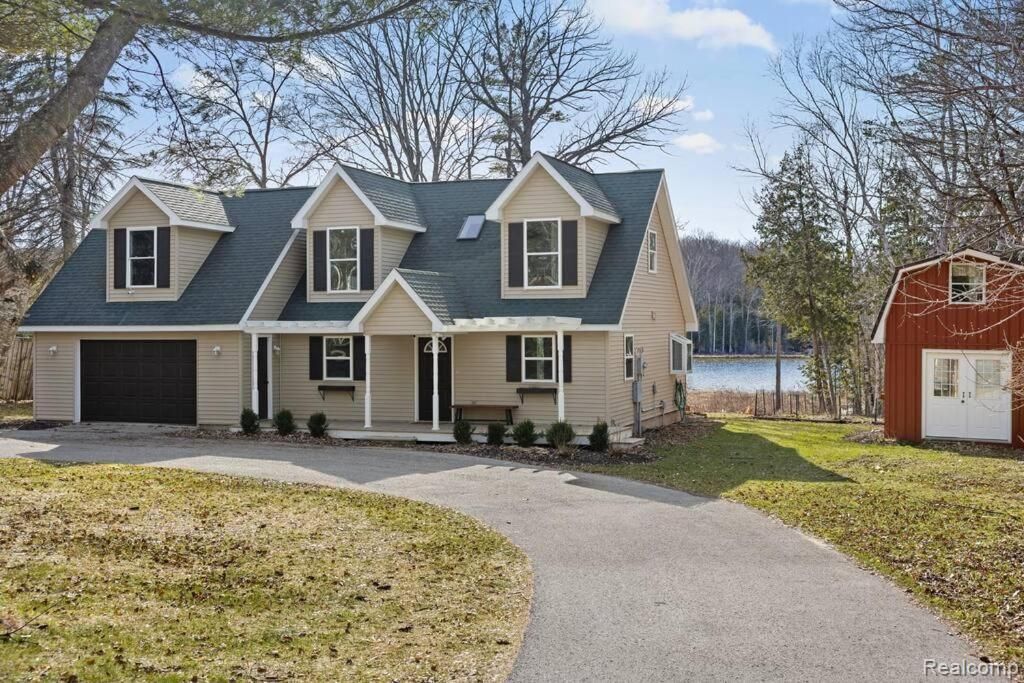 8275 Shrigley, Charlevoix