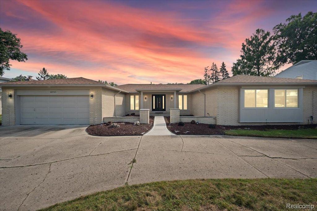 22765 Kenwyck Drive, Southfield
