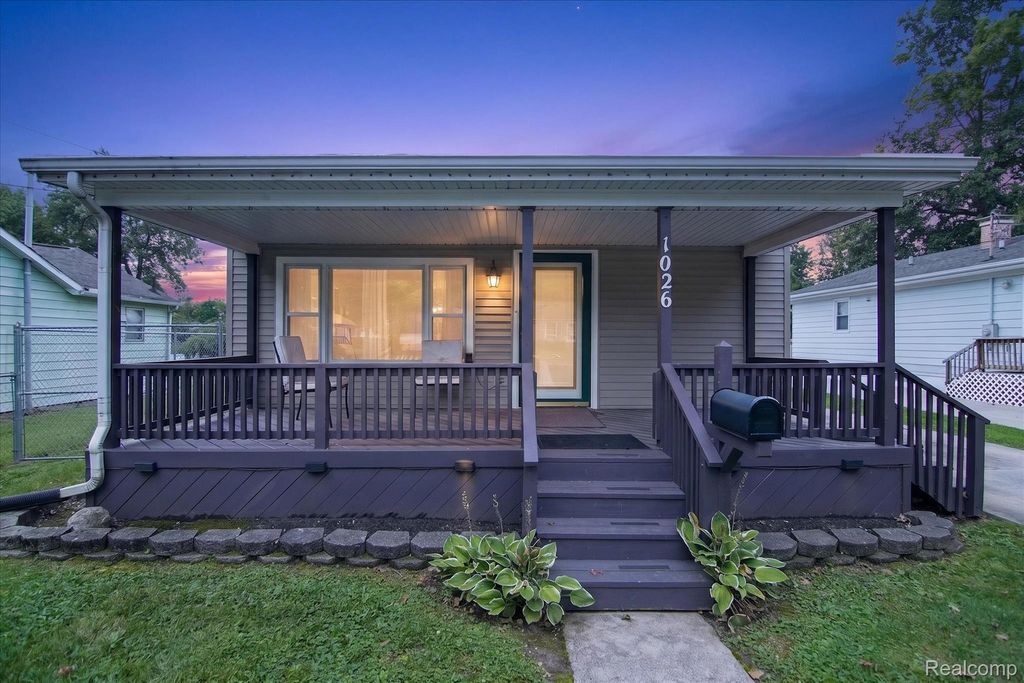 1026 Bristol Street, Adrian
