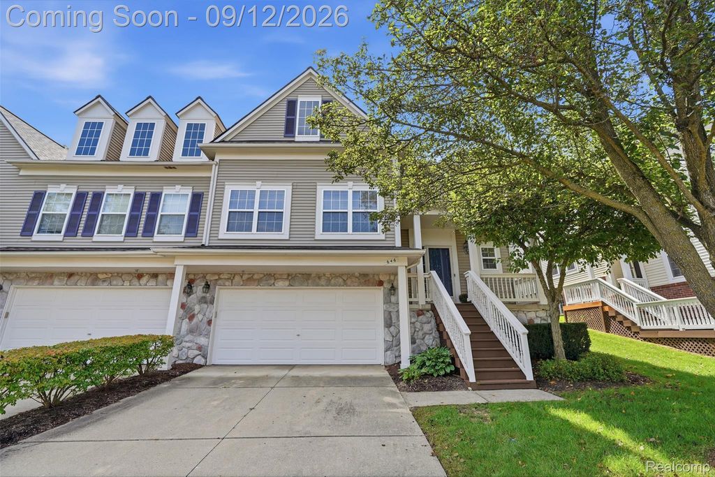 646 W Bluff Court, Rochester Hills