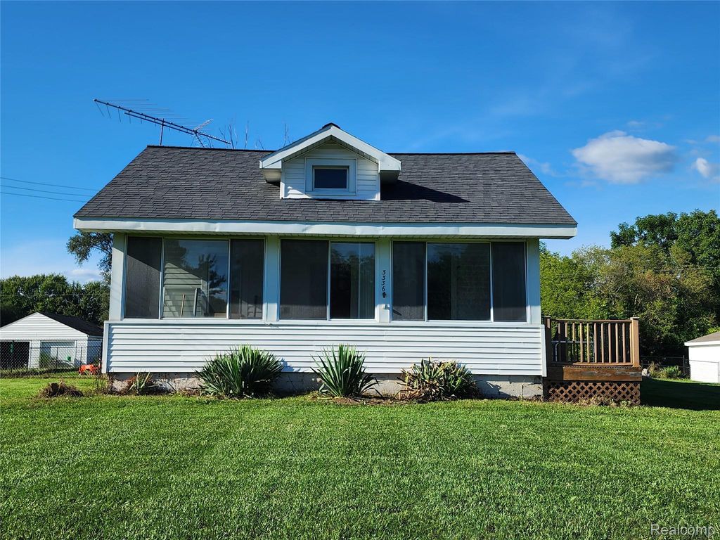 3336 Seymour Road, Leoni township