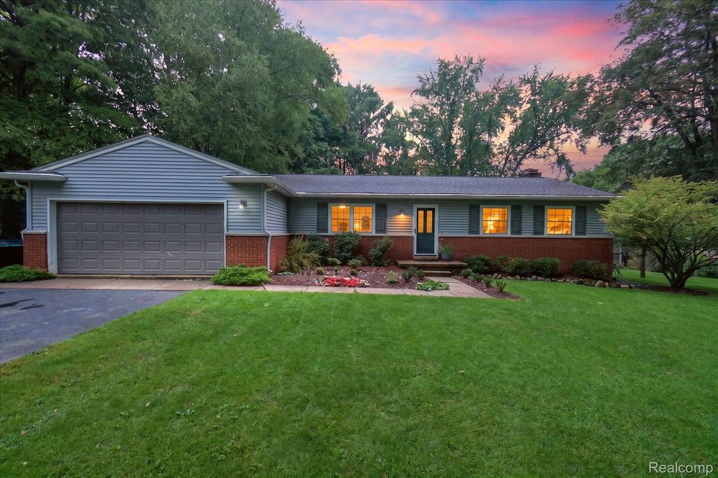 3137 Old Orchard Drive, Brighton township