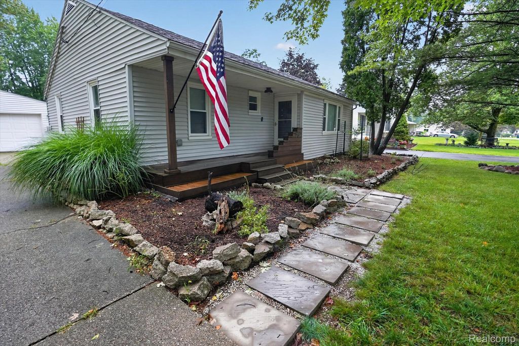 2130 Luwanna Drive, Lansing