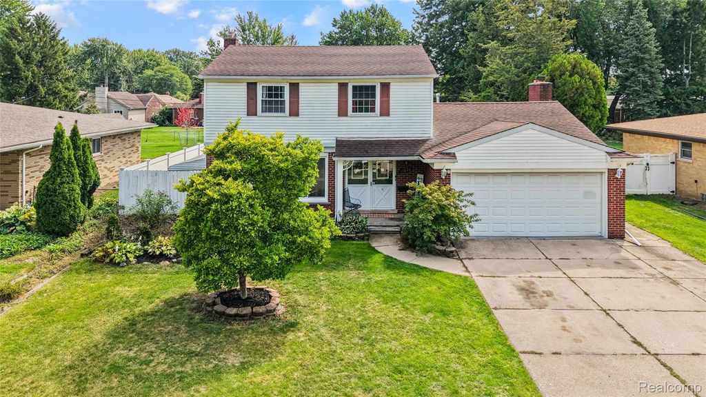 11076 La Chene Drive, Warren